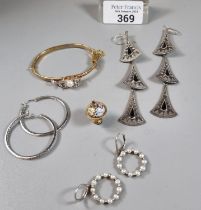 Bag of jewellery to include: 9ct gold globe charm, gold finish bangle, white metal Art Deco style