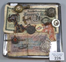 Small tray of military items and oddments to include: pin badges, brass compass with magnifying
