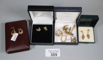 Collection of gold and other jewellery to include: crucifix on chain (1.5g approx.), gold earrings