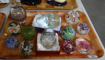 Tray of glass paperweights to include: Crystal Collectables, Wedgwood, Cowdy, apple shaped, swirled,