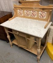 Edwardian marble top wash stand with floral tiled back and under tier. 92cm wide approx. (B.P. 21% +