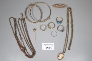 Bag of jewellery to include 9ct gold wedding band (1.7g approx.), stock pin, Victorian brooch,