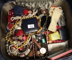 Collection of vintage and other jewellery to include: pearls, necklace, bracelets, cufflinks etc. (