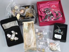 Tray of jewellery, costume and silver to include: earrings, cameo brooch, silver pendants, brooches,