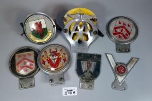 Collection of vintage car and other badges to include: AA, Rover Owner's Association, Barry Training