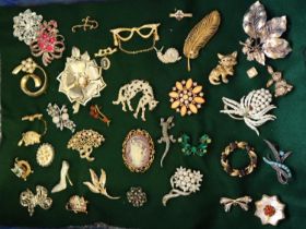 Collection of vintage brooches to include: leopard, lizard, mouse, shoe, cameo etc. (B.P. 21% + VAT)