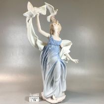 Lladro Spanish porcelain figure 'New Horizons', with original box. (B.P. 21% + VAT)