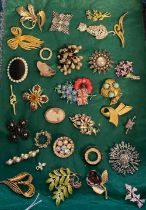 Collection of vintage and other brooches to include: poppy troops brooch, cat, flowers, butterfly