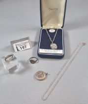 Small collection of jewellery to include: 9ct on silver signet ring, 9ct and silver three stone