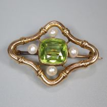 Edwardian 15ct gold pearl and peridot brooch. 3.1 x 2.3cm approx. 4.8g approx. (B.P. 21% + VAT)