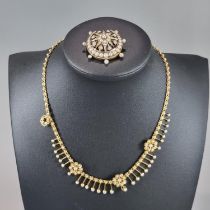 Late 19th/early 20th Century yellow metal pearl fringe necklace, suspending a graduated fringe of