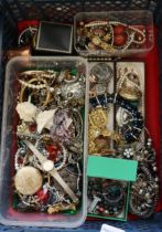 Collection of vintage and other jewellery to include: watches, lockets, pendants, pearls,