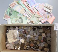 Box of foreign coinage and bank notes. (B.P. 21% + VAT)