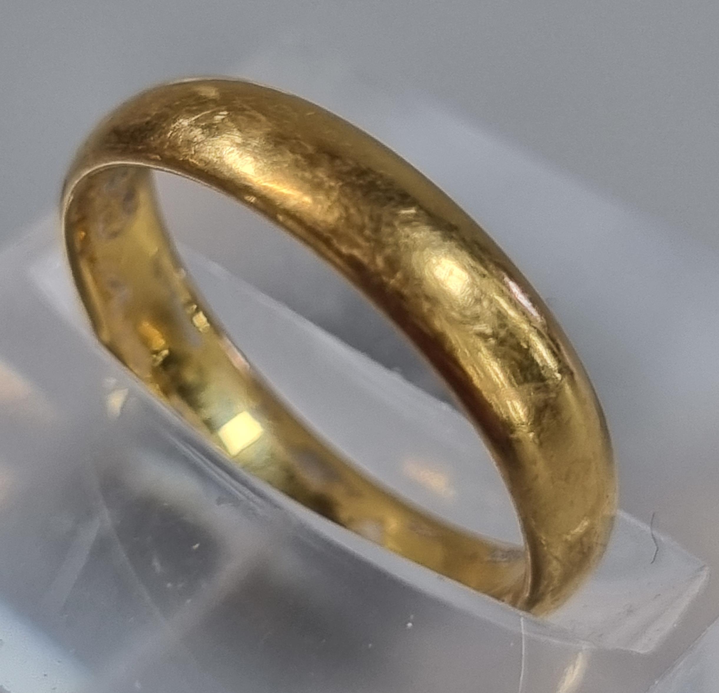 22ct gold wedding band. 3.4g approx. Size H1/2. (B.P. 21% + VAT) - Bild 2 aus 4