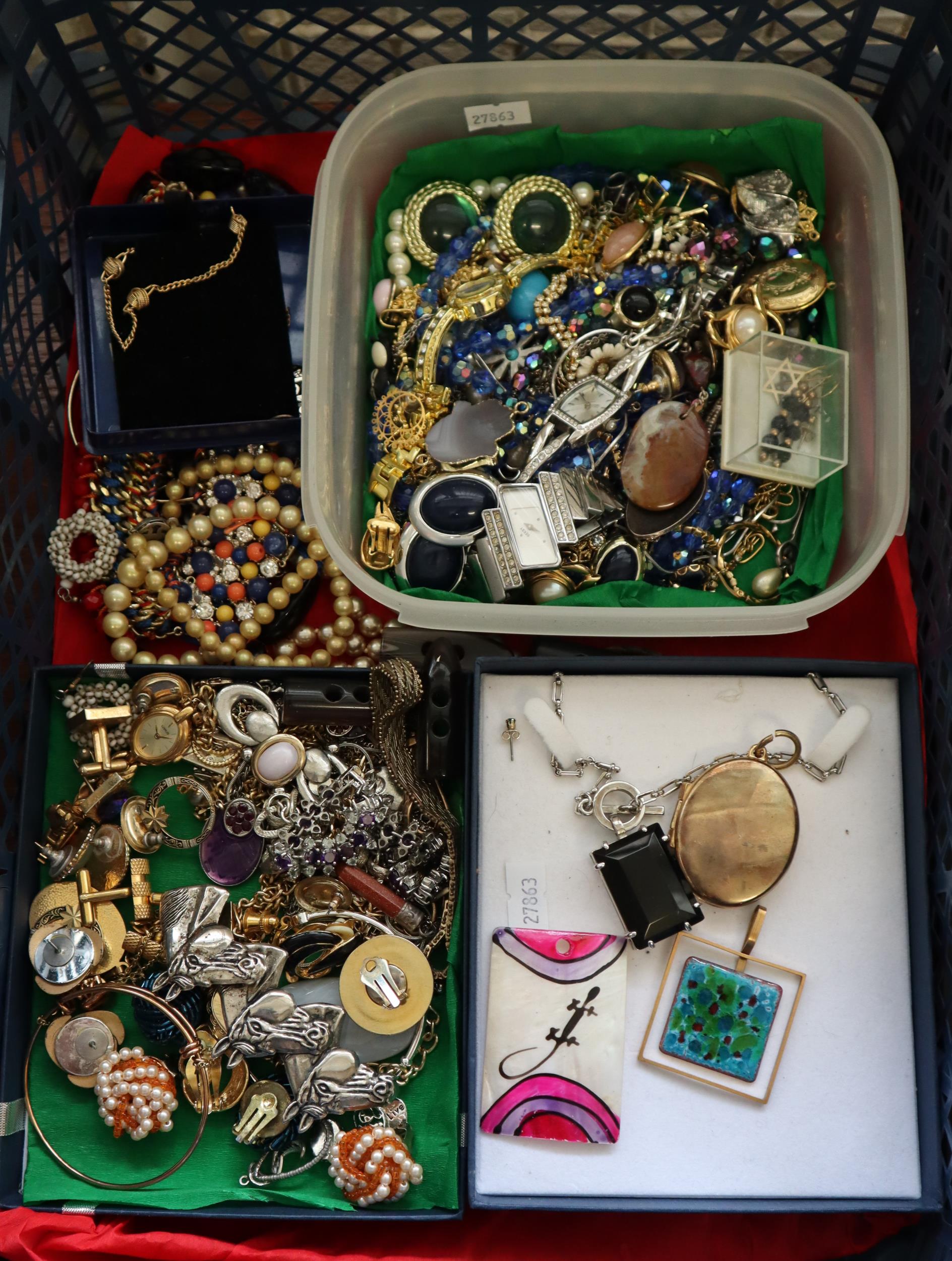 Collection of vintage and other jewellery to include: watches, brooches, lockets, pendants,