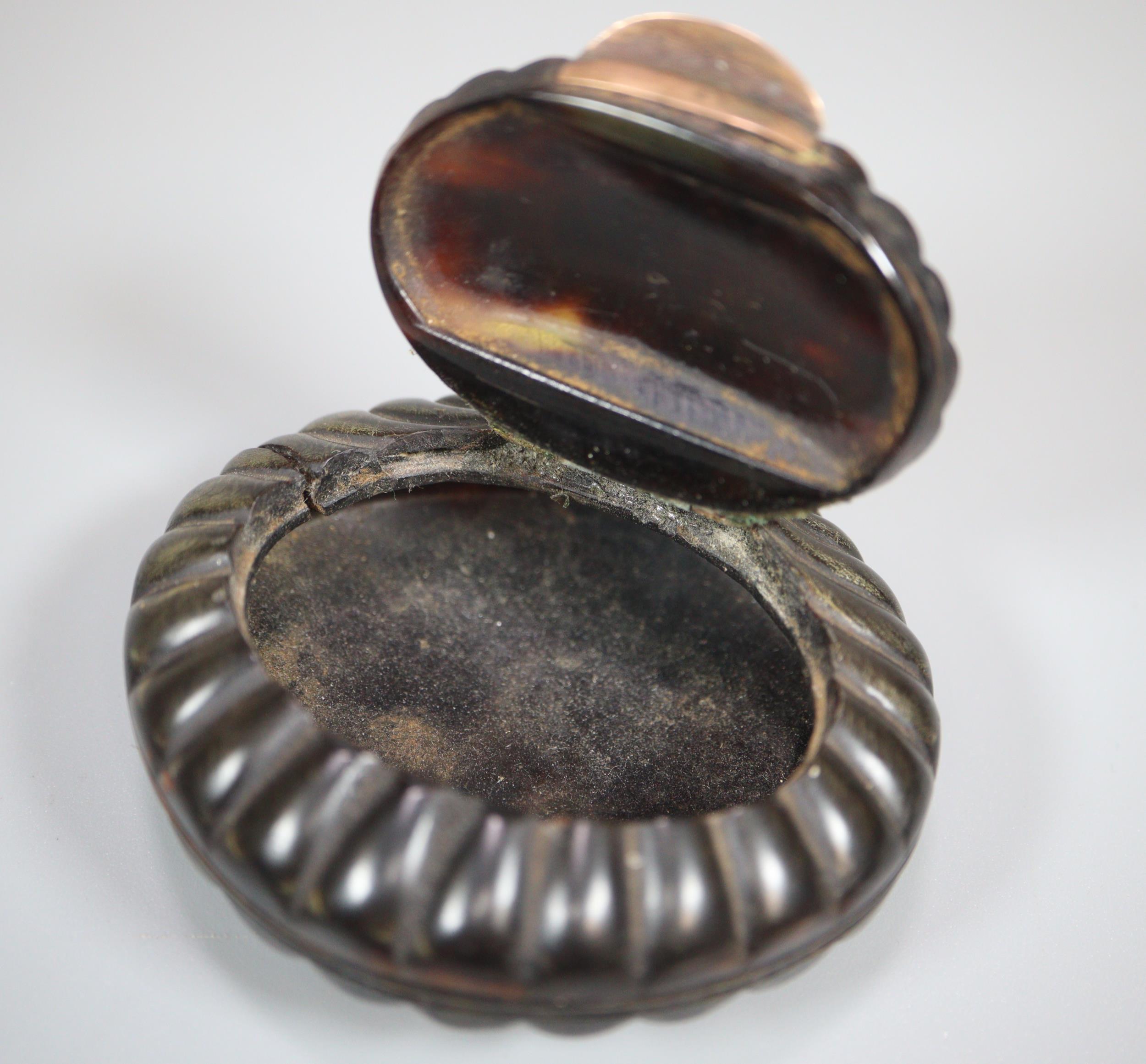 18th/19th century tortoiseshell and gold inlaid shell shaped snuff box. (B.P. 21% + VAT) - Bild 2 aus 3