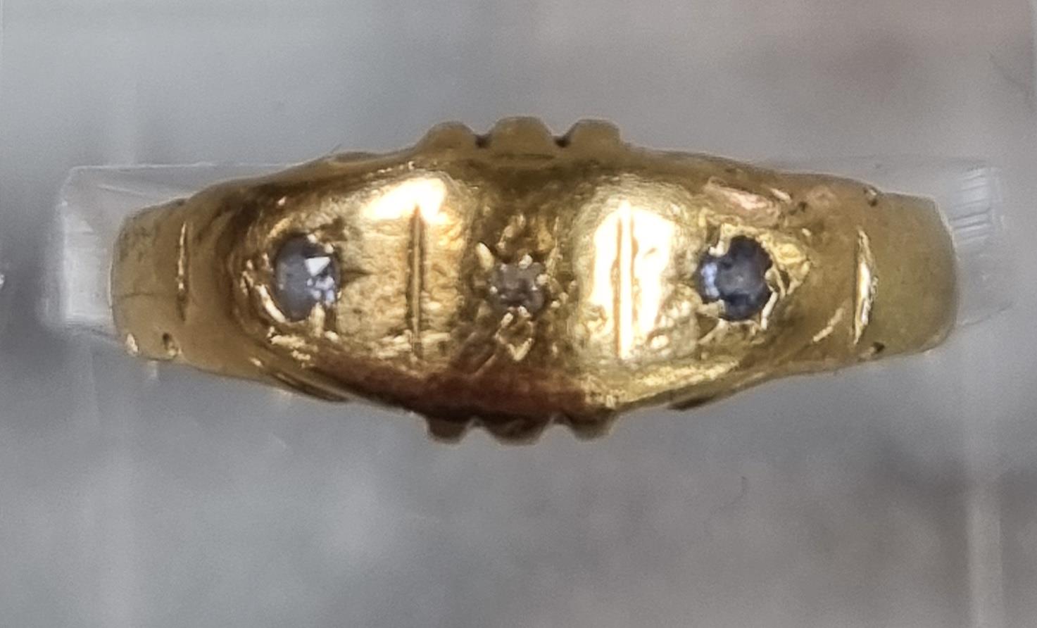 18ct gold ring inset with three tiny diamond chips. 2.3g approx. Size O. (B.P. 21% + VAT) - Bild 2 aus 4