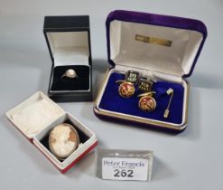 9ct gold cameo dress ring. 2.1g approx. Size L together with a silver cameo brooch marked '800'