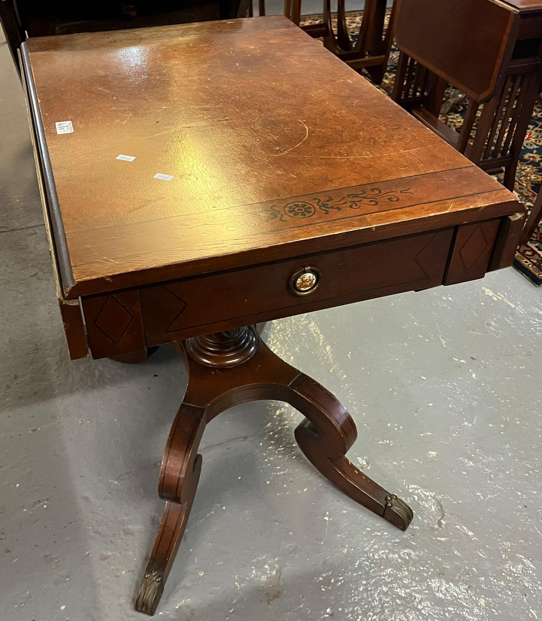 Early 20th century sold oak square form coffee table with under tier together with a walnut sofa - Bild 2 aus 2