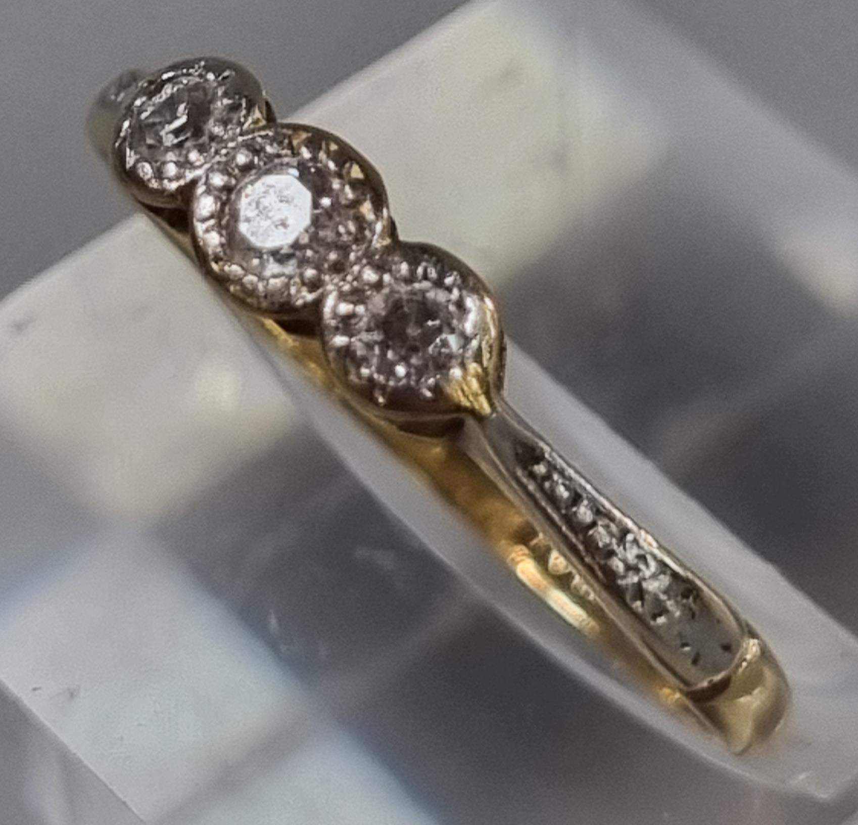 18ct gold and platinum three stone diamond ring. 2g approx. Size P1/2. (B.P. 21% + VAT) - Bild 3 aus 4