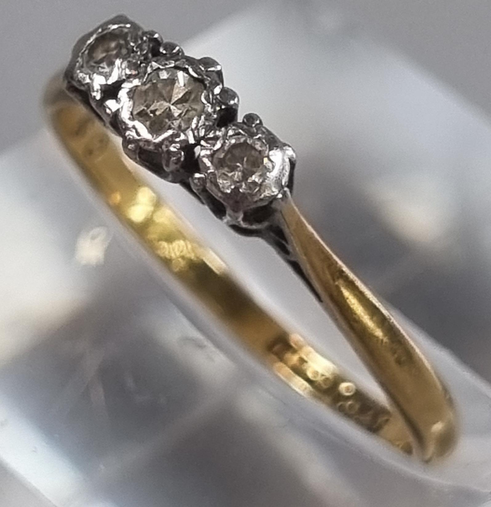 18ct gold and platinum three stone diamond ring. 2g approx. Size M1/2. (B.P. 21% + VAT) - Bild 3 aus 4