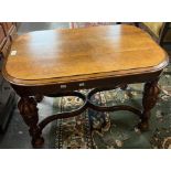 Good quality oak coffee table standing on fluted and baluster legs with double crinoline