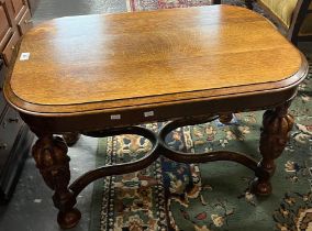 Good quality oak coffee table standing on fluted and baluster legs with double crinoline