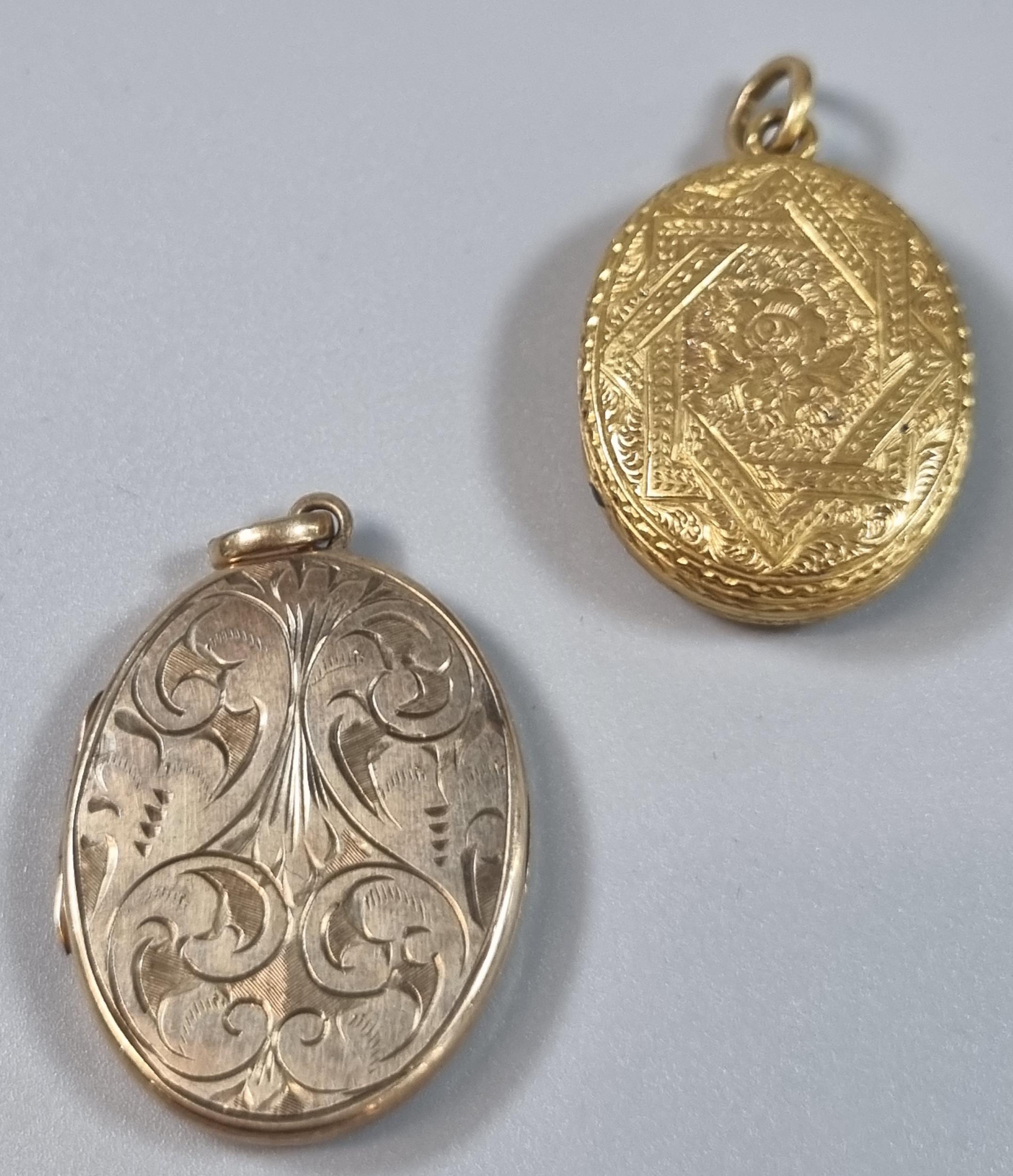 9ct gold engraved locket of oval form together with another ornate yellow metal engraved locket. (2) - Bild 2 aus 3