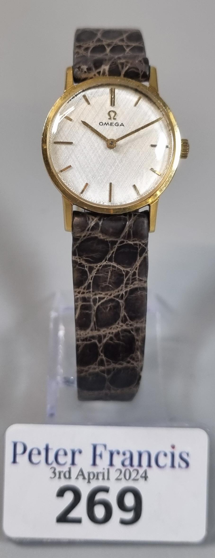 Omega 9ct gold ladies wristwatch, having satin face with baton numerals and leather strap. Weight - Bild 2 aus 3