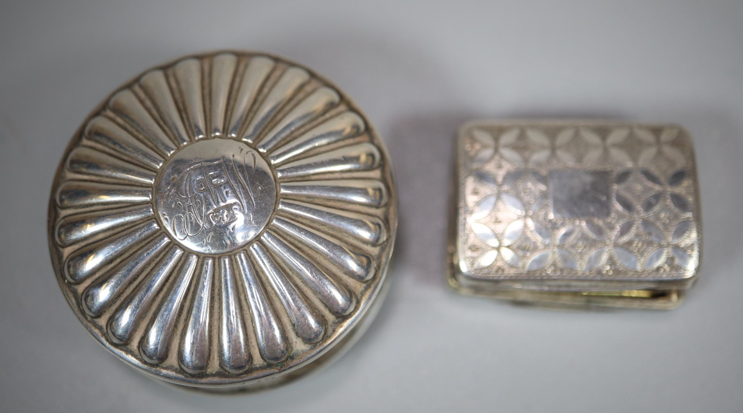 Early 19th century silver and gilt vinaigrette by John Thropp, Birmingham 1827 together with another - Image 2 of 3