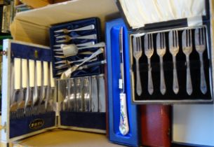 Box of cased and boxed cutlery to include: Aynsley 'Pembroke' design knife, various forks, mother of