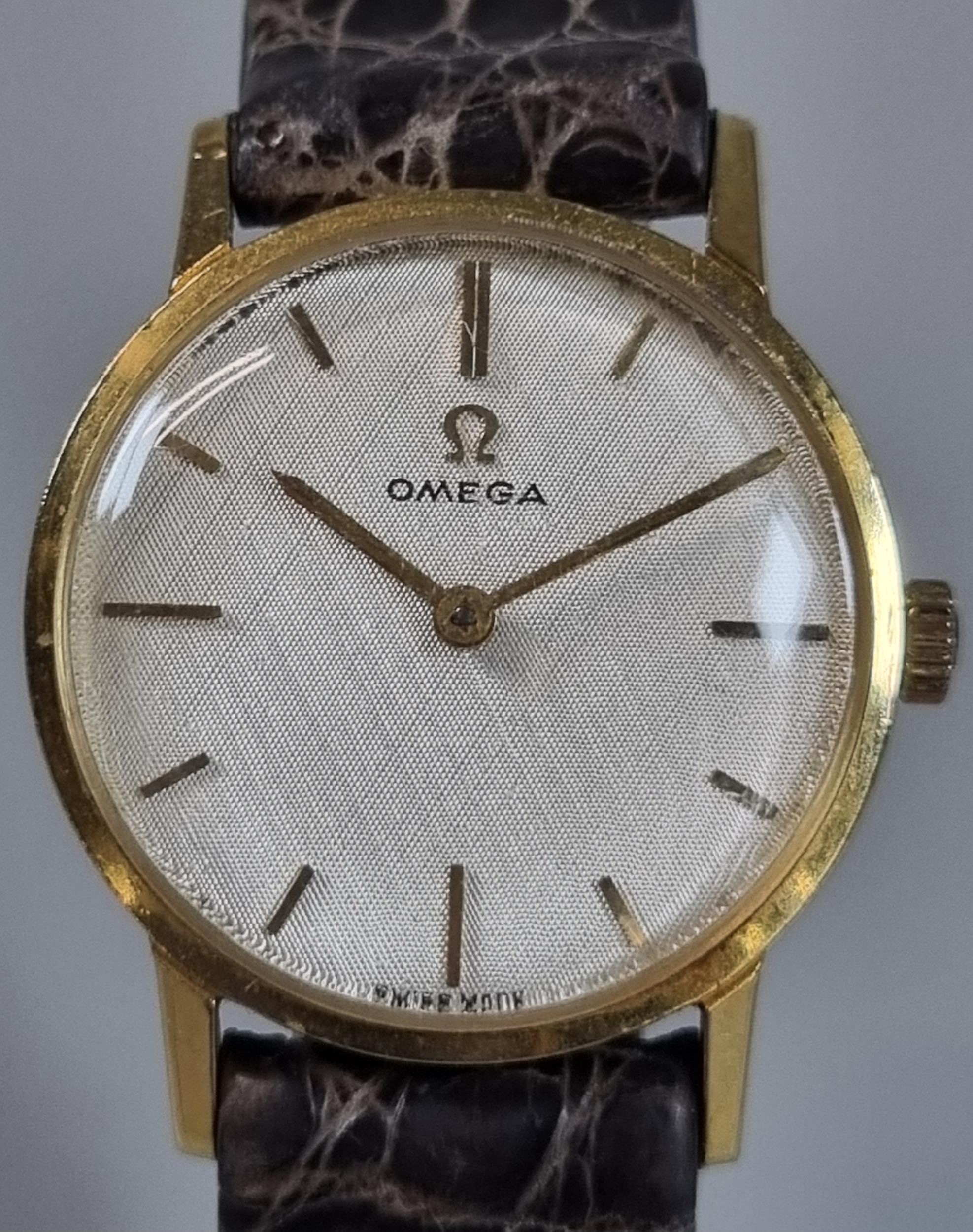 Omega 9ct gold ladies wristwatch, having satin face with baton numerals and leather strap. Weight - Bild 3 aus 3