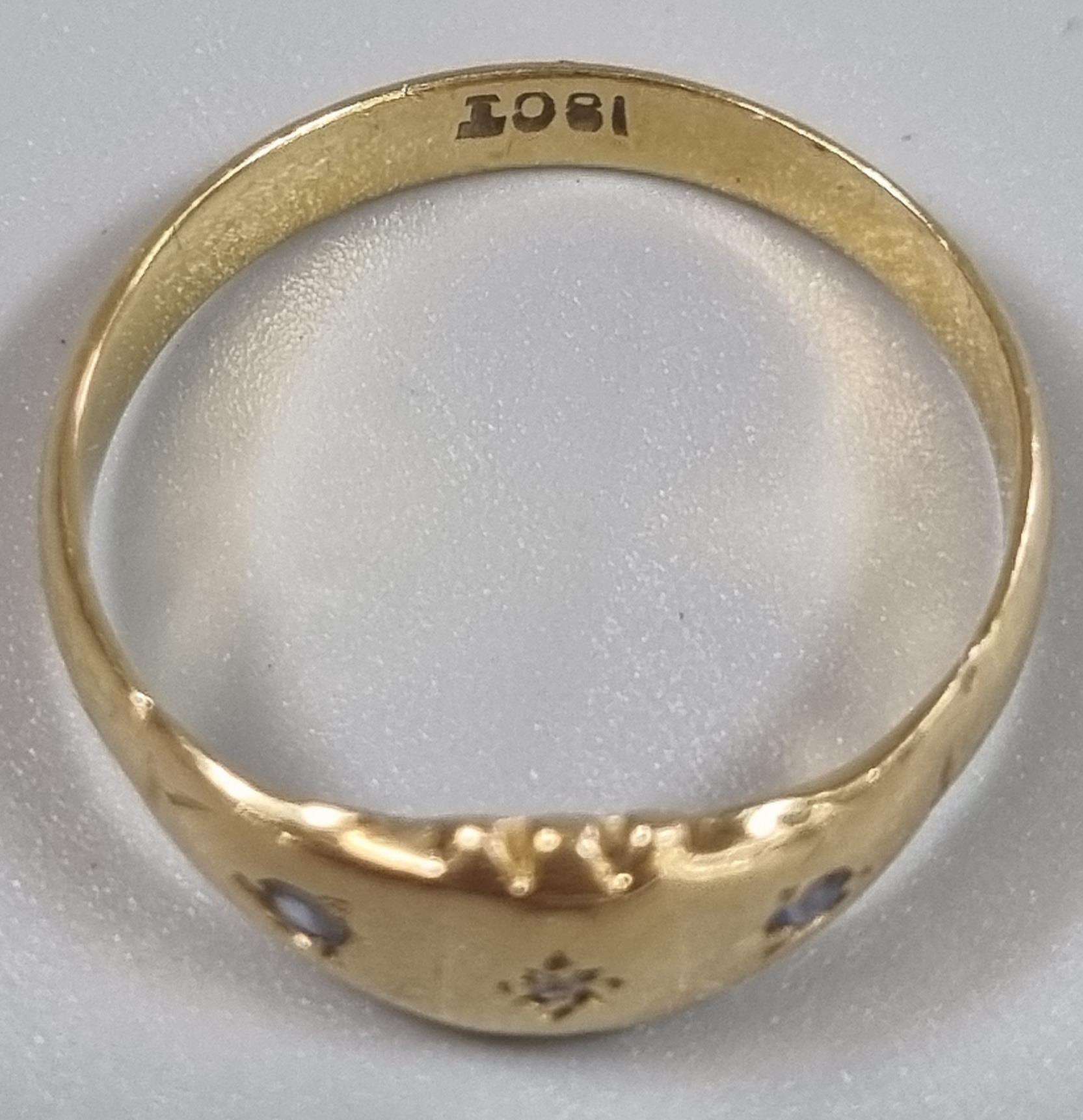 18ct gold ring inset with three tiny diamond chips. 2.3g approx. Size O. (B.P. 21% + VAT) - Bild 4 aus 4