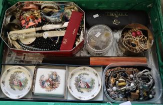 Collection of vintage and other jewellery to include: bracelets, pearls, earrings, brooches, fans,