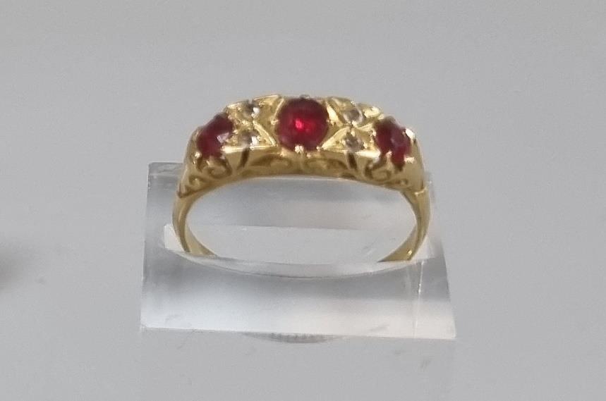 18ct gold red and white stone ring (do not test as diamonds). 3.3g approx. size Q. (B.P. 21% + VAT) - Bild 2 aus 4