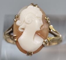 9ct gold cameo dress ring. 4.3g approx. Size O. (B.P. 21% + VAT)