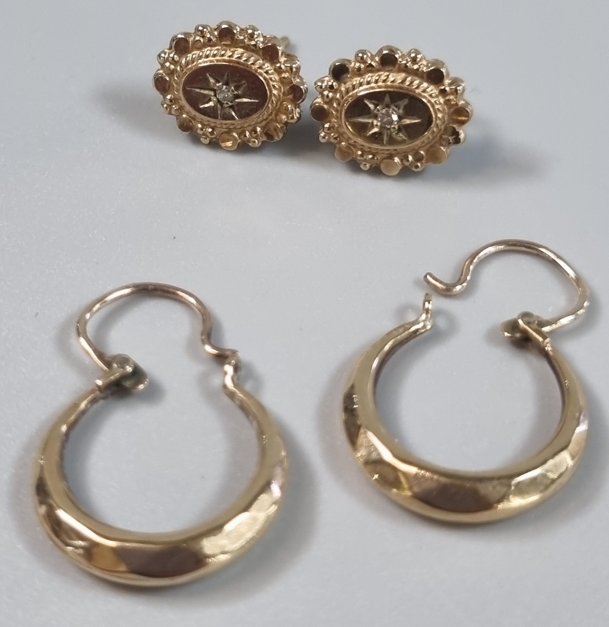 Pair of small 9ct gold hoop earrings. 1.1g approx. together with a pair gold Victorian oval earrings - Bild 2 aus 2