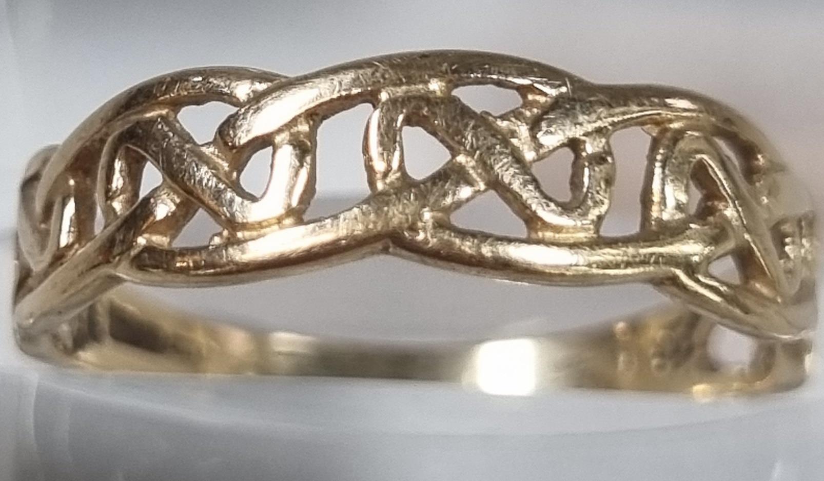 9ct gold Celtic design ring. 1.3g approx. Size N1/2. (B.P. 21% + VAT)