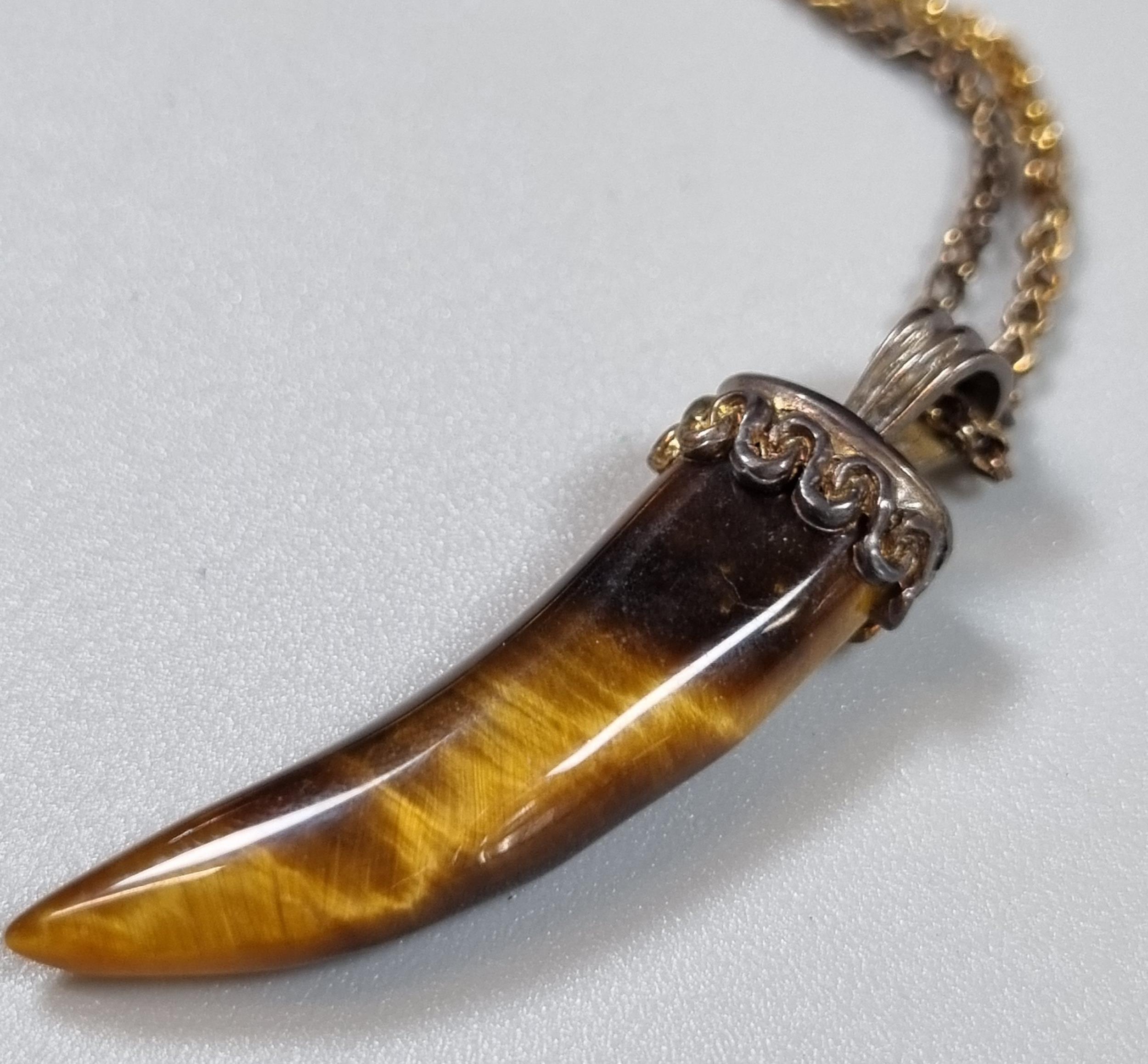 9ct gold chain with tiger's eye claw design pendant. 6g approx. (B.P. 21% + VAT) - Image 2 of 3