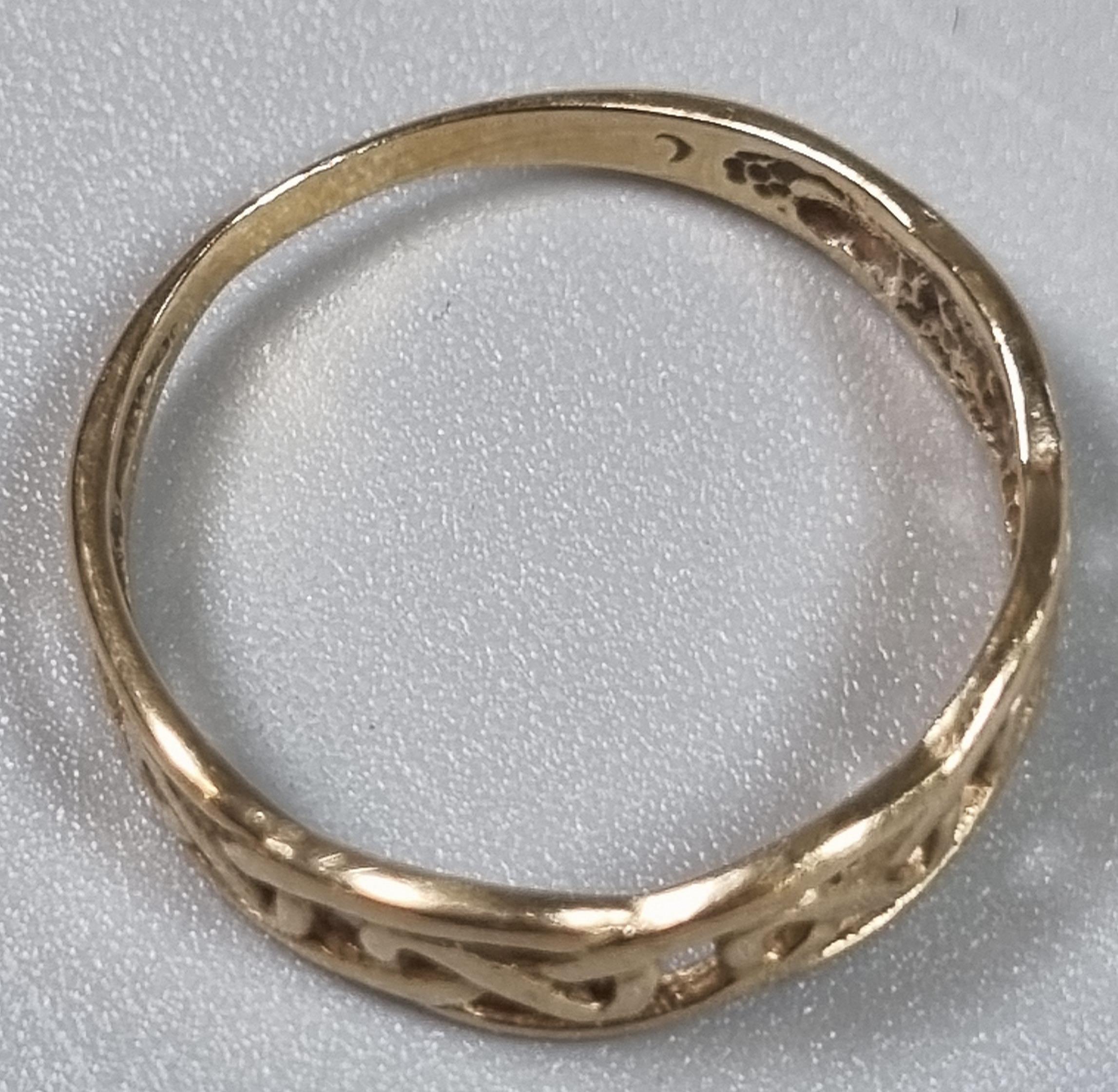 9ct gold Celtic design ring. 1.3g approx. Size N1/2. (B.P. 21% + VAT) - Image 3 of 4