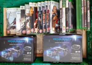 Collection of Xbox 360 and Xbox 1 games to include: Dead or Alive 4, Fallout 3, Sleeping Dogs etc.