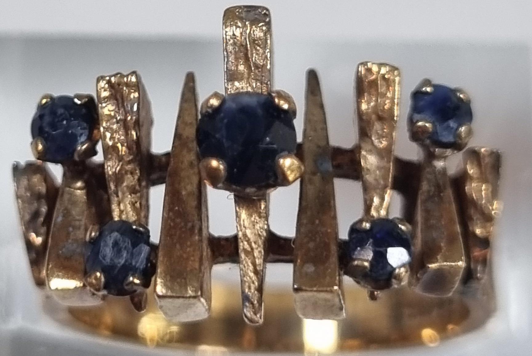 9ct gold modernist design and blue stone dress ring. 5g approx. Size K1/2. (B.P. 21% + VAT)