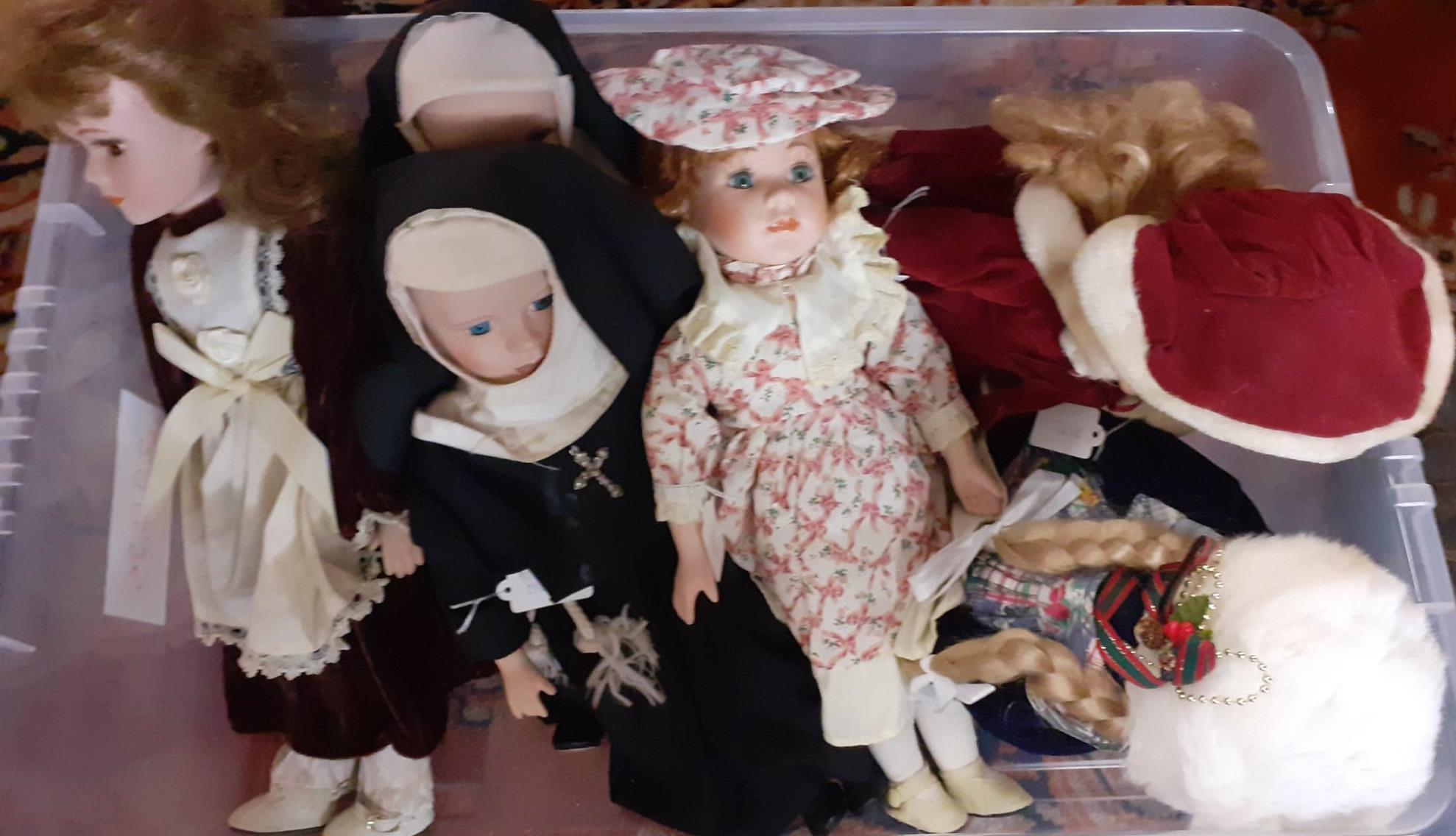 Two boxes of modern Leonardo and other dolls in fitted clothing. (B.P. 21% + VAT) - Image 2 of 2