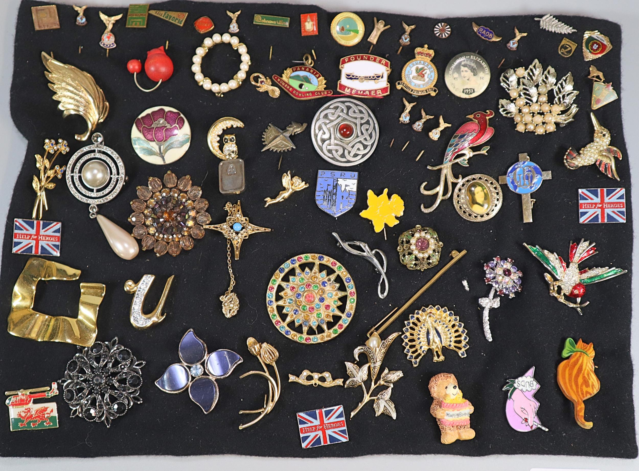 Collection of vintage and other brooches and badges to include: starburst, flowers, owl in the moon,