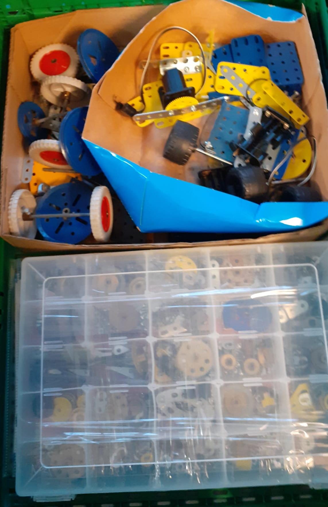 Vintage suitcase comprising vintage Meccano, instructions, motors, wheels, tools etc. together - Image 2 of 2