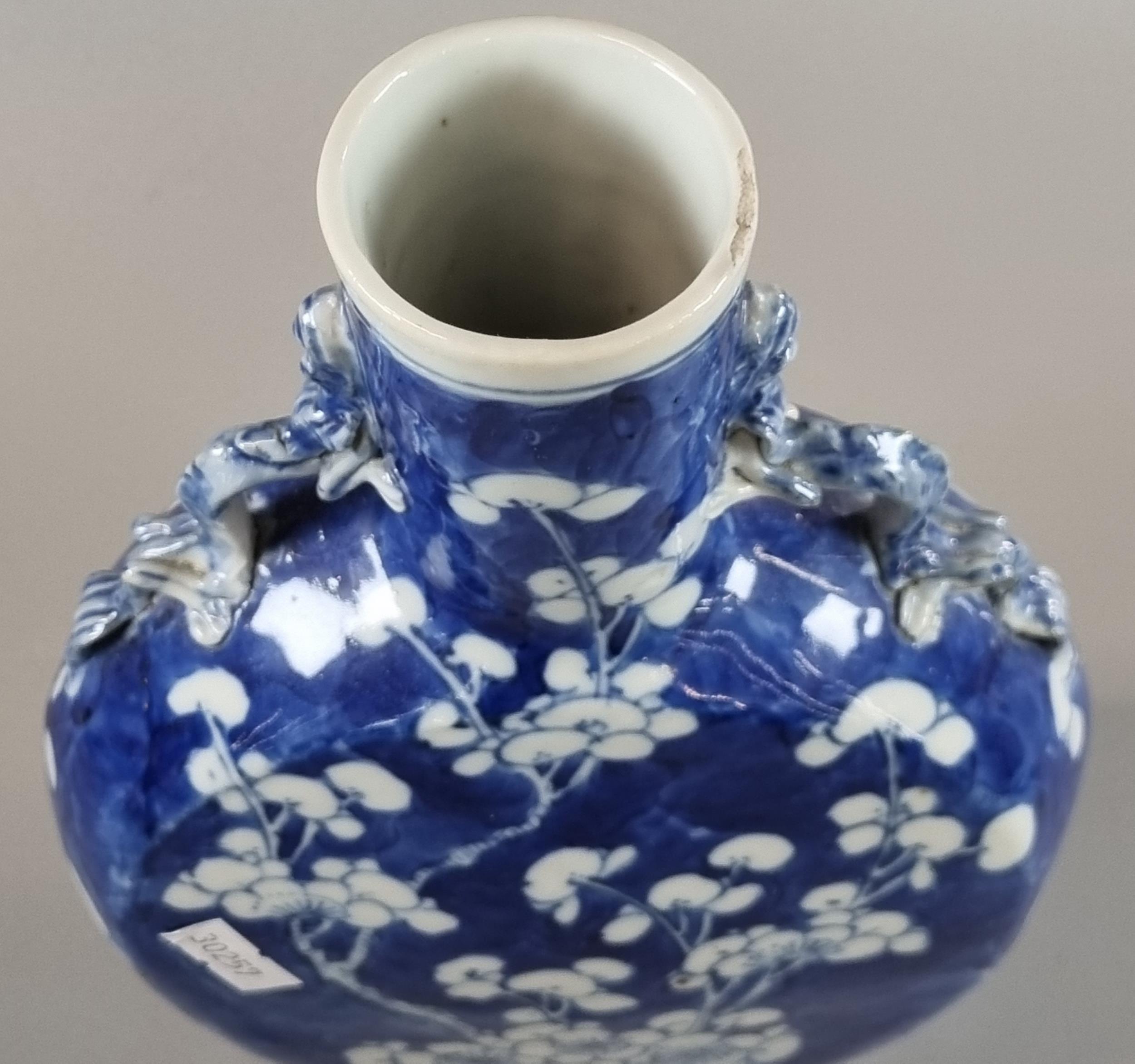 19th century Chinese export porcelain blue and white moon flask, depicting flower and prunus - Image 4 of 12