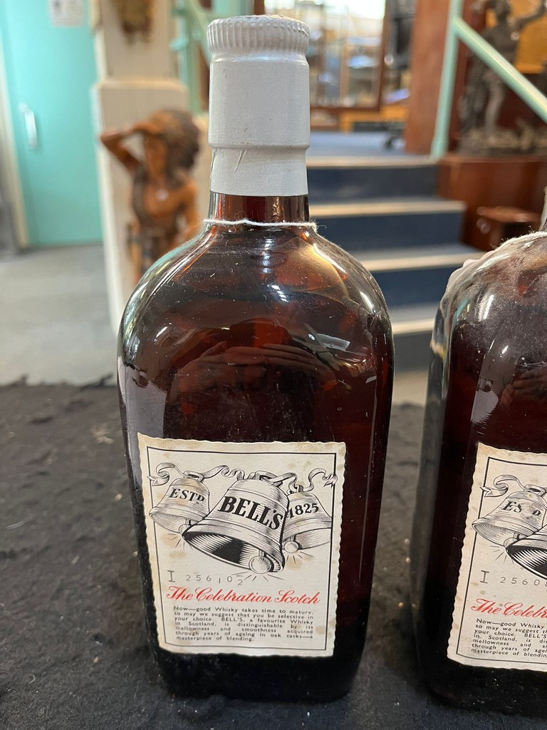 Three bottles of Bell's Royal VAT De Luxe Liqueur Blended Scotch Whisky. 70% proof. (B.P. 21% + VAT) - Image 3 of 5