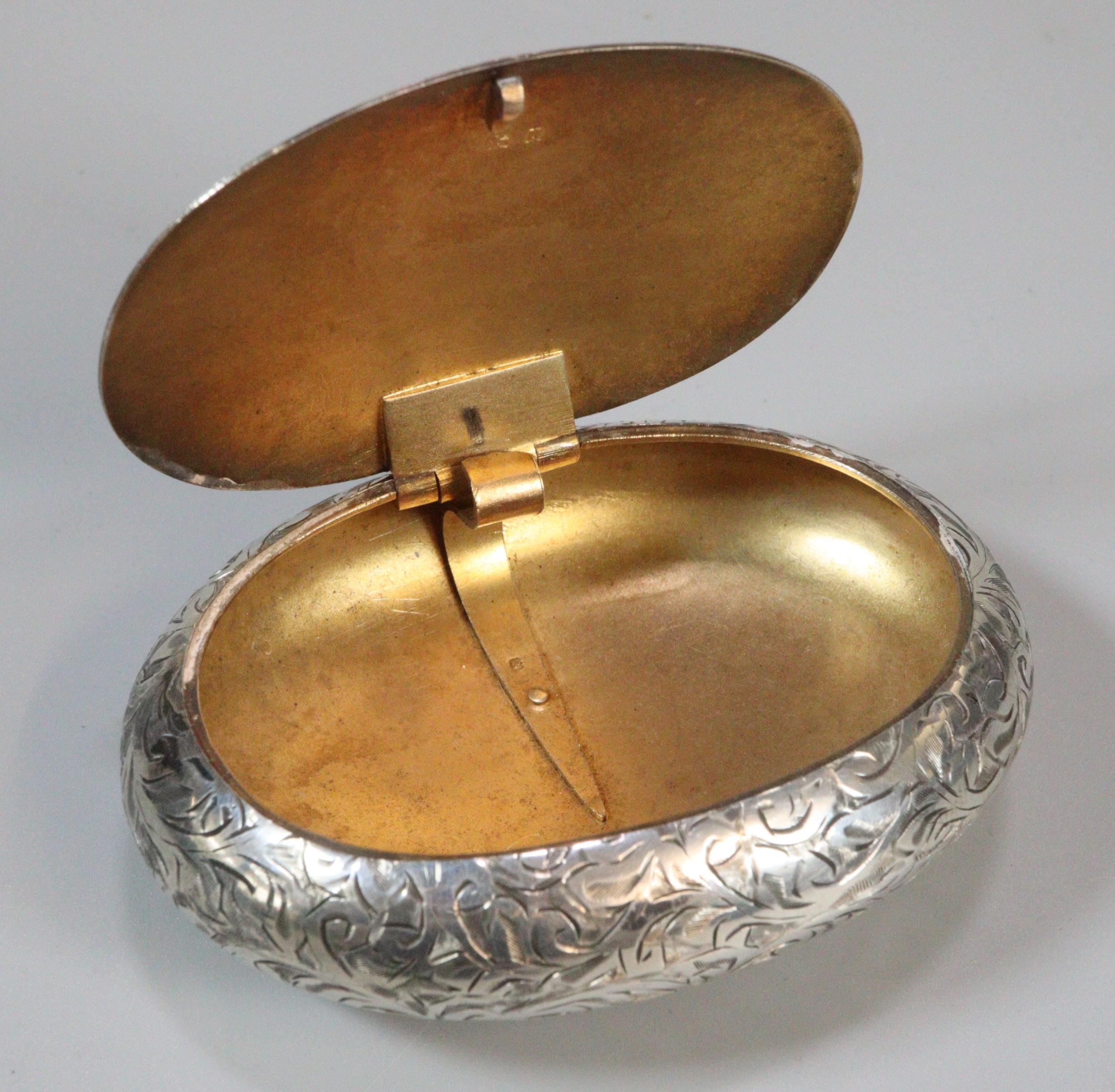 George V silver snuff box with gilt interior, of engraved foliate pebble form. By Henry Williamson - Image 2 of 4