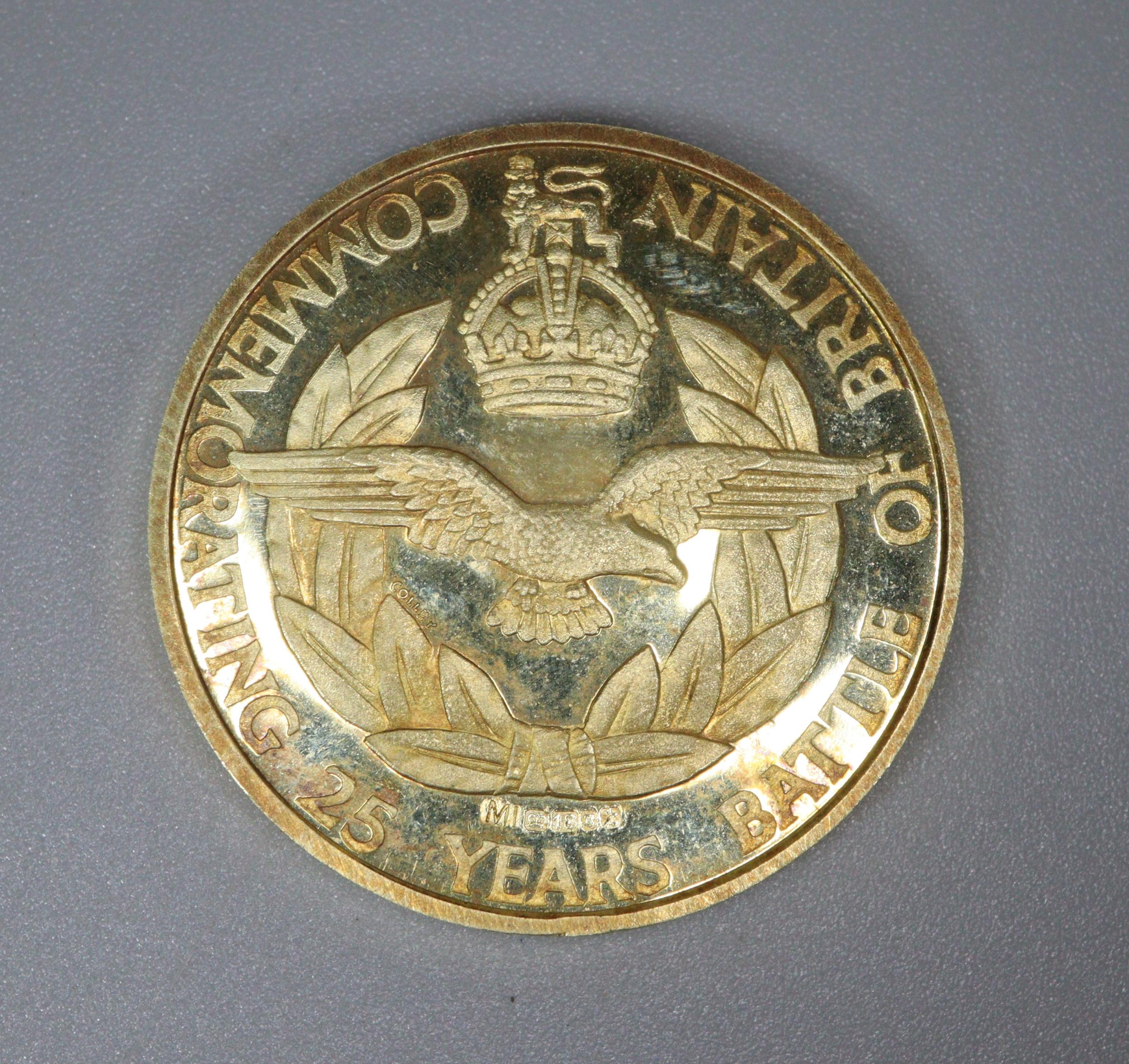 18ct gold Royal Airforce Battle of Britain 25 Years commemorative coin 'Never in the Field of - Image 2 of 3