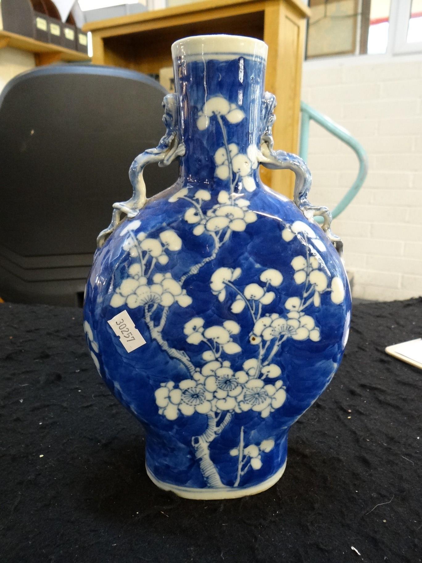 19th century Chinese export porcelain blue and white moon flask, depicting flower and prunus - Image 8 of 12